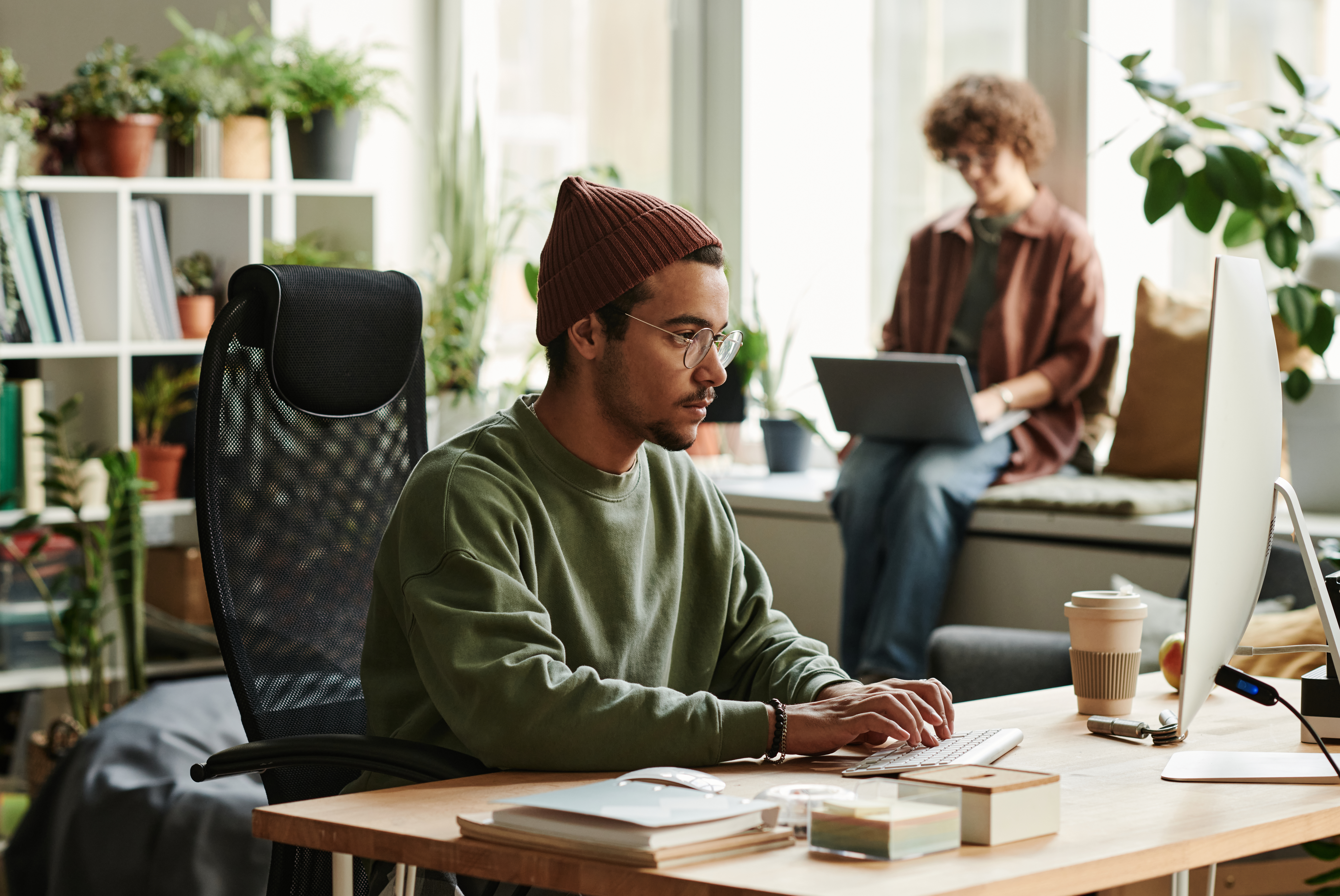 Webdevelopers aan het werk in een lichte studio